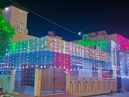 फोटो-01, रेलवे रोड स्थित मिठाई की दुकान पर खरीददारी करते ग्राहक। संवाद