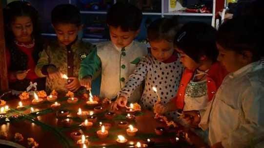 फोटो-01, रेलवे रोड स्थित मिठाई की दुकान पर खरीददारी करते ग्राहक। संवाद