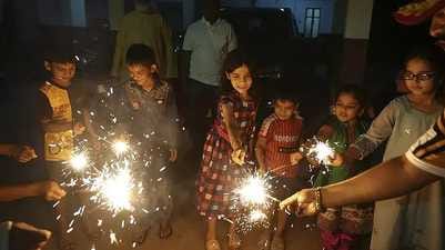 फोटो-01, रेलवे रोड स्थित मिठाई की दुकान पर खरीददारी करते ग्राहक। संवाद