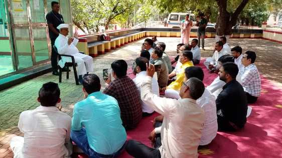 फोटो- 04 पुणे के कान्हेवाड़ी गांव में पंचायत भवन के बाहर खड़ी एक्सपोजर विजिट करने गई यूपी की टी