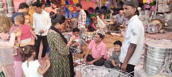 फोटो - 10 आतिशबाजी की दुकान पर खरीदारी करते लोग। संवाद