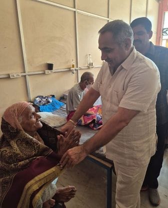 फोटो :15: सोनीपत के गोहाना में बच्चों संग दिवाली मनाती डीसीपी भारती डबास। स्रोत पुलिस प्रवक्ता
