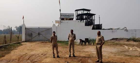 फोटो-16, सादिकपुर-शुकरुल्लापुर के बीच स्थित बायो रिफाइनरी प्लांट में आग लगने के बाद फटे पड़े सि फोटो-16, सादिकपुर-शुकरुल्लापुर के बीच स्थित बायो रिफाइनरी प्लांट में आग लगने के बाद फटे पड़े सि