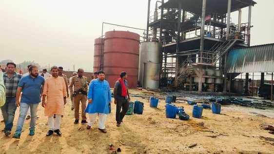 फोटो-16, सादिकपुर-शुकरुल्लापुर के बीच स्थित बायो रिफाइनरी प्लांट में आग लगने के बाद फटे पड़े सि फोटो-16, सादिकपुर-शुकरुल्लापुर के बीच स्थित बायो रिफाइनरी प्लांट में आग लगने के बाद फटे पड़े सि