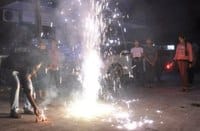 फोटो 16 - दीपावली पर पैराशूट पटाखा छुटाते युवा। संवाद फोटो 16 - दीपावली पर पैराशूट पटाखा छुटाते युवा। संवाद