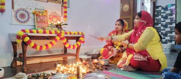 फोटो 16 - दीपावली पर पैराशूट पटाखा छुटाते युवा। संवाद फोटो 16 - दीपावली पर पैराशूट पटाखा छुटाते युवा। संवाद