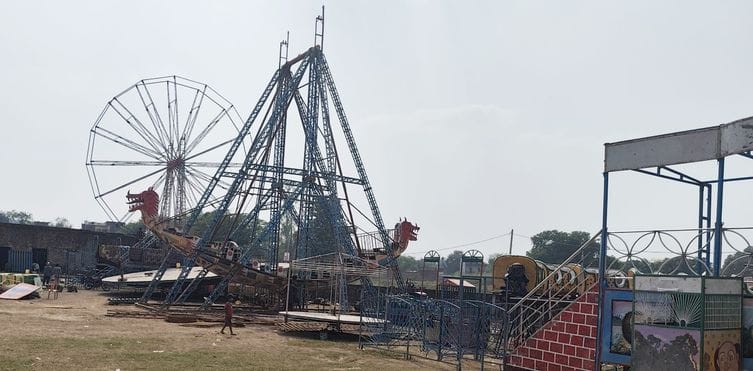 फोटो-17-मेले की तैयारी के लिए लगाए जाते झूले। संवाद फोटो-17-मेले की तैयारी के लिए लगाए जाते झूले। संवाद