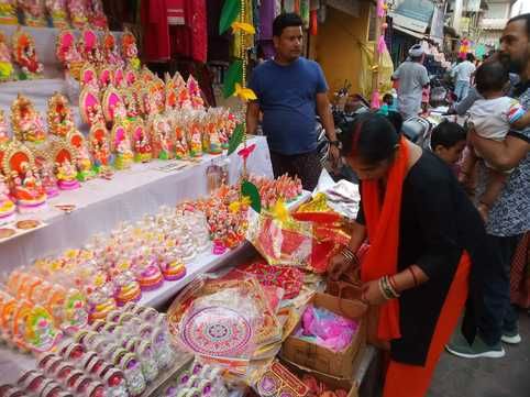 फोटो 19 एचएएमपी 12 शहर के पंडित स्वीट में मिठाई की खरीदारी करते ग्राहक। संवाद