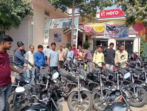 फोटो 19 एचएएमपी 12 शहर के पंडित स्वीट में मिठाई की खरीदारी करते ग्राहक। संवाद