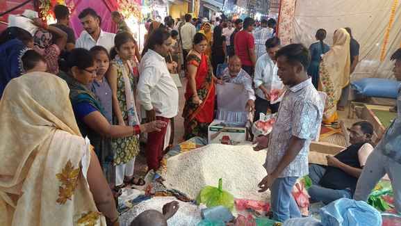 फोटो 19 एचएएमपी 12 शहर के पंडित स्वीट में मिठाई की खरीदारी करते ग्राहक। संवाद