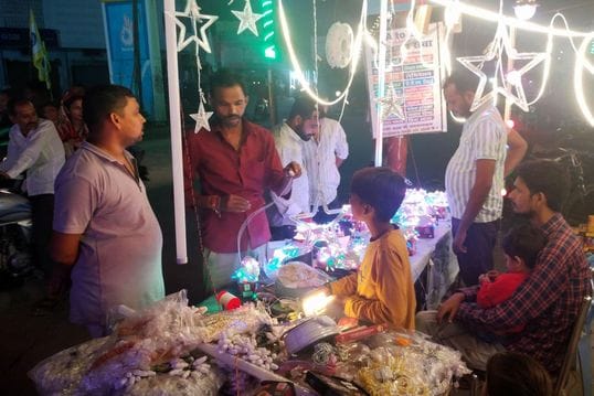 फोटो 19 एमएएचपी 15 परिचय-मुख्य बाजार में दुकान से पूजन-सामग्री खरीदते लोग। संवाद