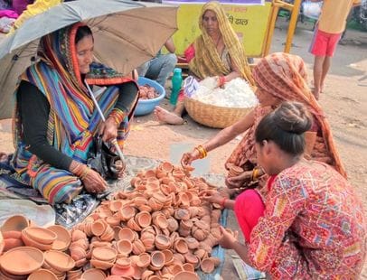 फोटो 19 एमएएचपी 15 परिचय-मुख्य बाजार में दुकान से पूजन-सामग्री खरीदते लोग। संवाद