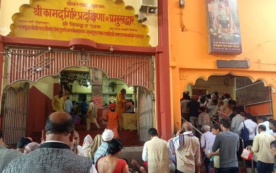फोटो- 19 दीपावली पर झालरों की रोशनी से जगमगाता अशोक लाट चौराहा। संवाद फोटो- 19 दीपावली पर झालरों की रोशनी से जगमगाता अशोक लाट चौराहा। संवाद