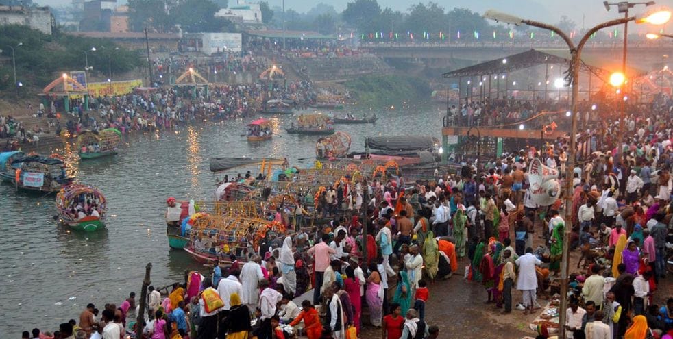 फोटो- 19 दीपावली पर झालरों की रोशनी से जगमगाता अशोक लाट चौराहा। संवाद फोटो- 19 दीपावली पर झालरों की रोशनी से जगमगाता अशोक लाट चौराहा। संवाद