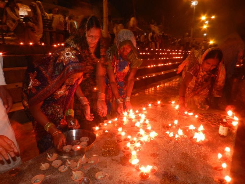 फोटो- 19 दीपावली पर झालरों की रोशनी से जगमगाता अशोक लाट चौराहा। संवाद फोटो- 19 दीपावली पर झालरों की रोशनी से जगमगाता अशोक लाट चौराहा। संवाद
