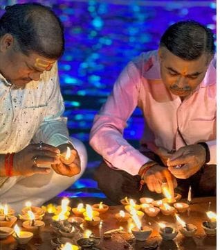 फोटो- 19 दीपावली पर झालरों की रोशनी से जगमगाता अशोक लाट चौराहा। संवाद फोटो- 19 दीपावली पर झालरों की रोशनी से जगमगाता अशोक लाट चौराहा। संवाद