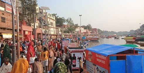 फोटो- 19 दीपावली पर झालरों की रोशनी से जगमगाता अशोक लाट चौराहा। संवाद फोटो- 19 दीपावली पर झालरों की रोशनी से जगमगाता अशोक लाट चौराहा। संवाद