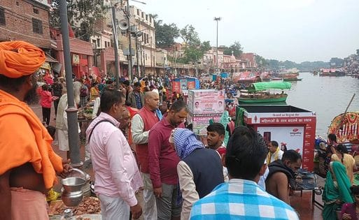 फोटो- 19 दीपावली पर झालरों की रोशनी से जगमगाता अशोक लाट चौराहा। संवाद फोटो- 19 दीपावली पर झालरों की रोशनी से जगमगाता अशोक लाट चौराहा। संवाद