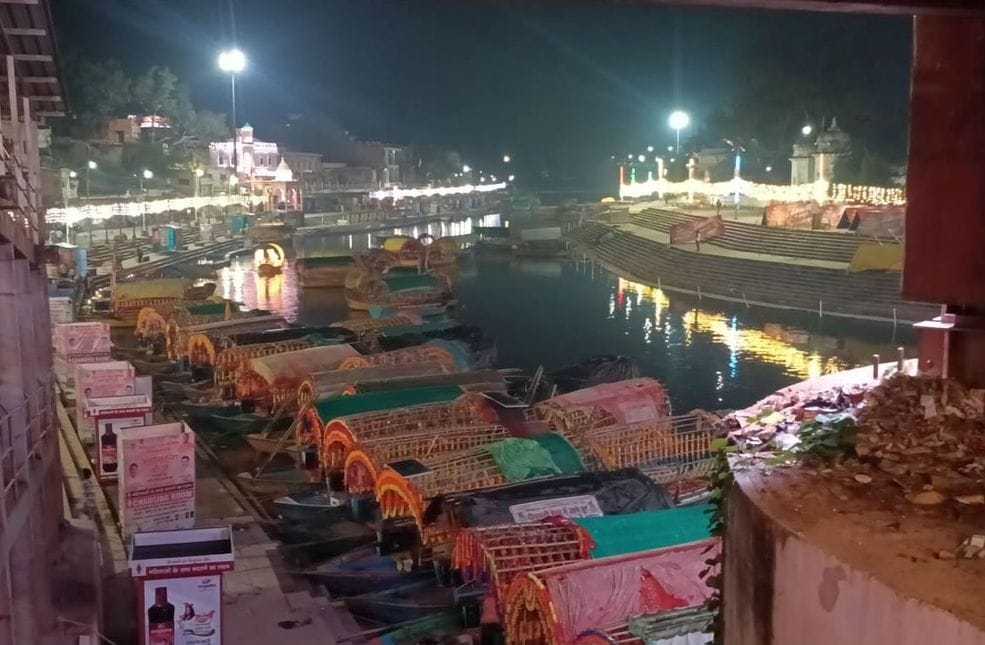 फोटो- 19 दीपावली पर झालरों की रोशनी से जगमगाता अशोक लाट चौराहा। संवाद फोटो- 19 दीपावली पर झालरों की रोशनी से जगमगाता अशोक लाट चौराहा। संवाद