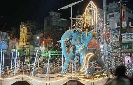 फोटो 20 एमएएचपी 07 परिचय-कस्बा खरेला में दिवाली पर्व को लेकर घर के दरवाजे में रंगोली बनातीं बाल