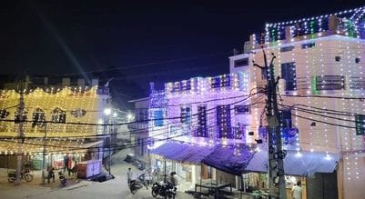 फोटो 20 एमएएचपी 07 परिचय-कस्बा खरेला में दिवाली पर्व को लेकर घर के दरवाजे में रंगोली बनातीं बाल