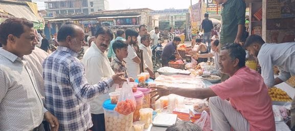 फोटो-20एयूआरपी11- फूलों की खरीदारी करते लोग। संवाद