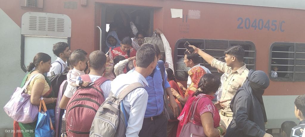 फोटो-20एयूआरपी15- ट्रेन में चढ़ने के लिए खड़ी यात्रियों की भीड़ व मौजूद पुलिस। संवाद फोटो-20एयूआरपी15- ट्रेन में चढ़ने के लिए खड़ी यात्रियों की भीड़ व मौजूद पुलिस। संवाद