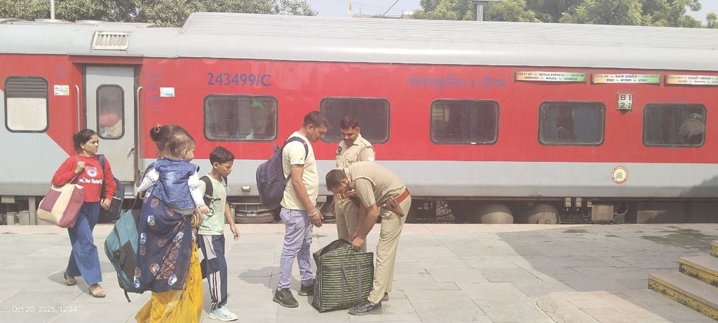 फोटो-20एयूआरपी15- ट्रेन में चढ़ने के लिए खड़ी यात्रियों की भीड़ व मौजूद पुलिस। संवाद फोटो-20एयूआरपी15- ट्रेन में चढ़ने के लिए खड़ी यात्रियों की भीड़ व मौजूद पुलिस। संवाद
