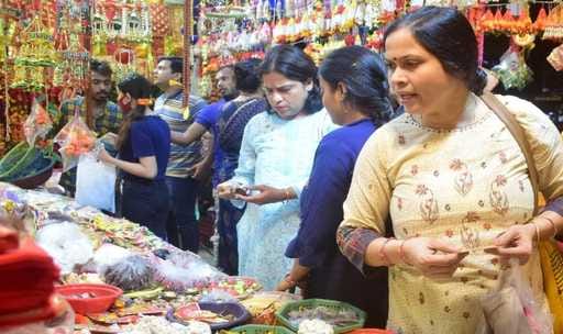 फोटो-25, दुकान पर माता लक्ष्मी की मूर्ति देखती महिला। संवाद
