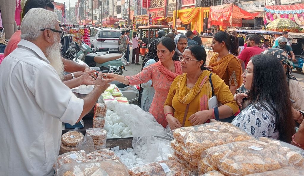 फोटो 26- सोनीपत की कच्चे क्वार्टर मार्केट में दिवाली पर्व की खरीदारी को लेकर उमड़ी लोगों की भीड