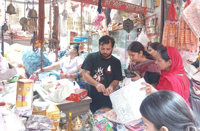 फोटो 26- सोनीपत की कच्चे क्वार्टर मार्केट में दिवाली पर्व की खरीदारी को लेकर उमड़ी लोगों की भीड