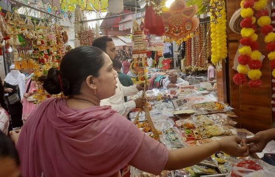 फोटो 26- सोनीपत की कच्चे क्वार्टर मार्केट में दिवाली पर्व की खरीदारी को लेकर उमड़ी लोगों की भीड