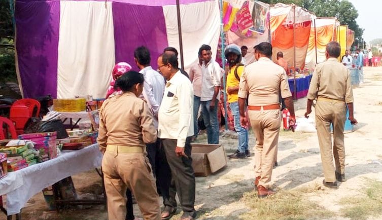 फोटो-40-पटाखा दुकानों की जांच करती पुलिस। संवाद