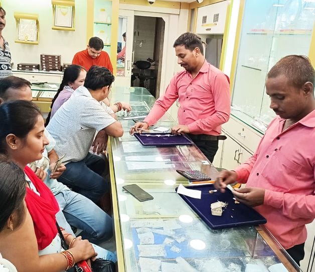 फोटो-42-मिठाई की खरीदारी व उपहार पैक करवाते लोग। संवाद फोटो-42-मिठाई की खरीदारी व उपहार पैक करवाते लोग। संवाद