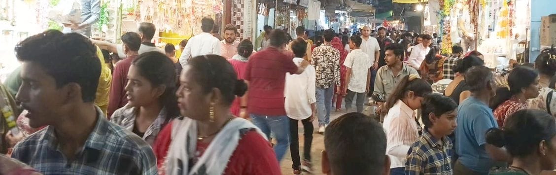 फोटो-42-मिठाई की खरीदारी व उपहार पैक करवाते लोग। संवाद फोटो-42-मिठाई की खरीदारी व उपहार पैक करवाते लोग। संवाद