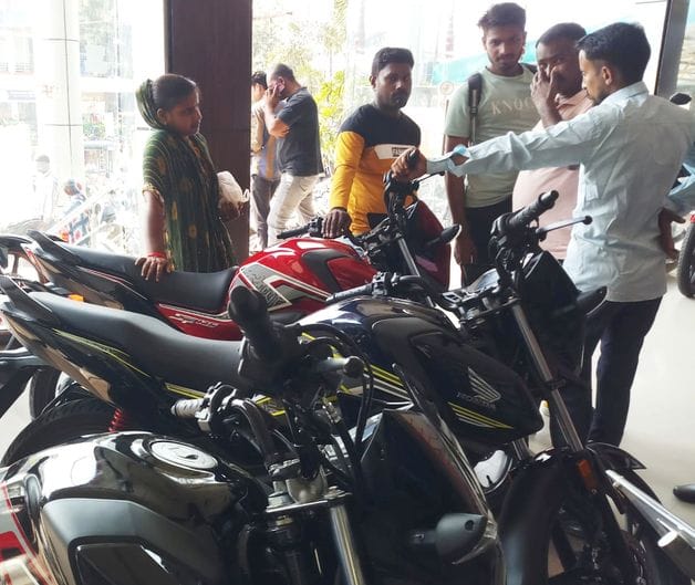 फोटो-42-मिठाई की खरीदारी व उपहार पैक करवाते लोग। संवाद फोटो-42-मिठाई की खरीदारी व उपहार पैक करवाते लोग। संवाद