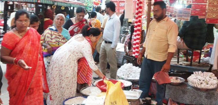 फोटो-42-मिठाई की खरीदारी व उपहार पैक करवाते लोग। संवाद फोटो-42-मिठाई की खरीदारी व उपहार पैक करवाते लोग। संवाद