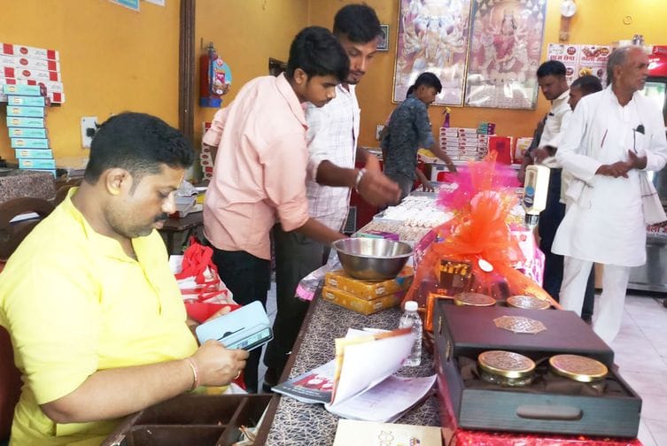 फोटो-42-मिठाई की खरीदारी व उपहार पैक करवाते लोग। संवाद फोटो-42-मिठाई की खरीदारी व उपहार पैक करवाते लोग। संवाद