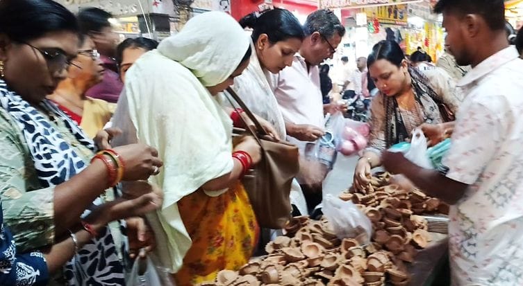 फोटो-42-मिठाई की खरीदारी व उपहार पैक करवाते लोग। संवाद फोटो-42-मिठाई की खरीदारी व उपहार पैक करवाते लोग। संवाद