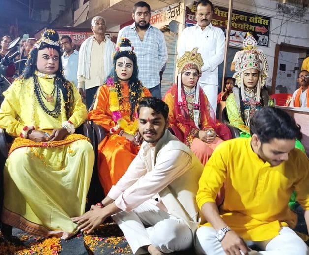 फोटो-51-खागा कस्बे भरत मिलाप की निकाली गई झांकी। संवाद फोटो-51-खागा कस्बे भरत मिलाप की निकाली गई झांकी। संवाद