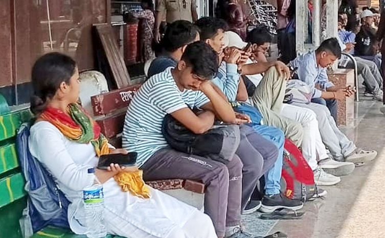 फोटो-52-ज्वालागंज बस स्टैंड रोड पर जाम में फंसे वाहनों की लंबी कतार। संवाद फोटो-52-ज्वालागंज बस स्टैंड रोड पर जाम में फंसे वाहनों की लंबी कतार। संवाद