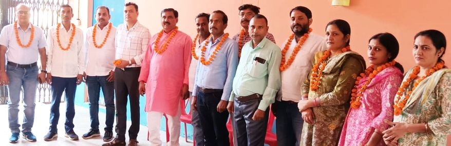 फोटो-59-नवनिर्वाचित पदाधिकारियों को सम्मानित करते विद्यालय परिवार के सदस्य। स्रोत-विद्यालय फोटो-59-नवनिर्वाचित पदाधिकारियों को सम्मानित करते विद्यालय परिवार के सदस्य। स्रोत-विद्यालय