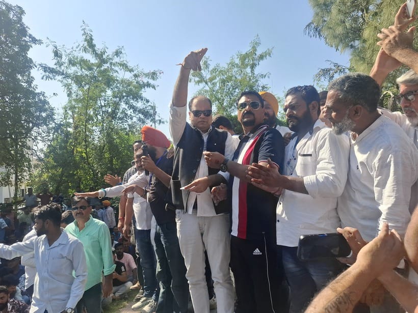 गांधी नगर ग्रीन बेल्ट पार्क में प्रदर्शन करने पहुंचे शहर भर के ई-ऑटो व ई-रिक्शा चालक। अमर उजाला