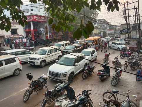 गांधीनगर मार्ग पर लगी वाहनों की लंबी कतार। गांधीनगर मार्ग पर लगी वाहनों की लंबी कतार।
