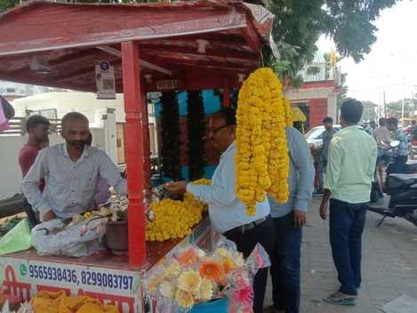 कंपनीबाग के पास लगा फूलों का बाजार- संवाद कंपनीबाग के पास लगा फूलों का बाजार- संवाद