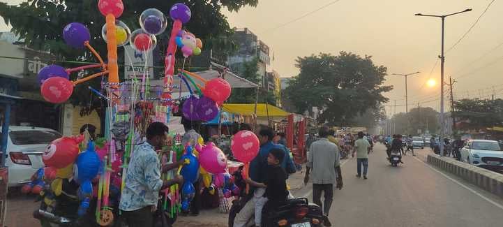 कंपनीबाग के पास लगा फूलों का बाजार- संवाद कंपनीबाग के पास लगा फूलों का बाजार- संवाद