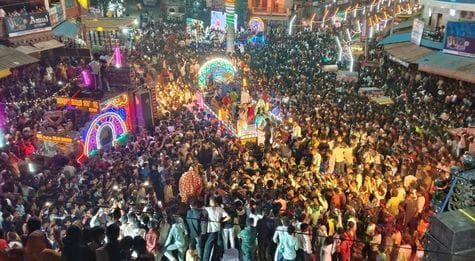 करारी कस्बे के मेले में निकाली गई कलात्मक चौकी। संवाद करारी कस्बे के मेले में निकाली गई कलात्मक चौकी। संवाद