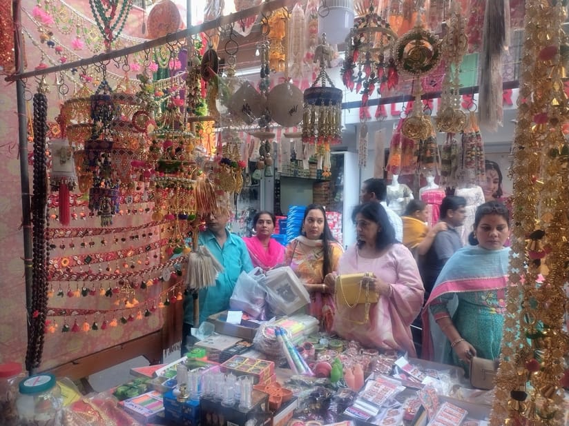 खतौली में दीपावली पर्व को लेकर सजावटी सामान की खरीदारी करते लोग। संवाद