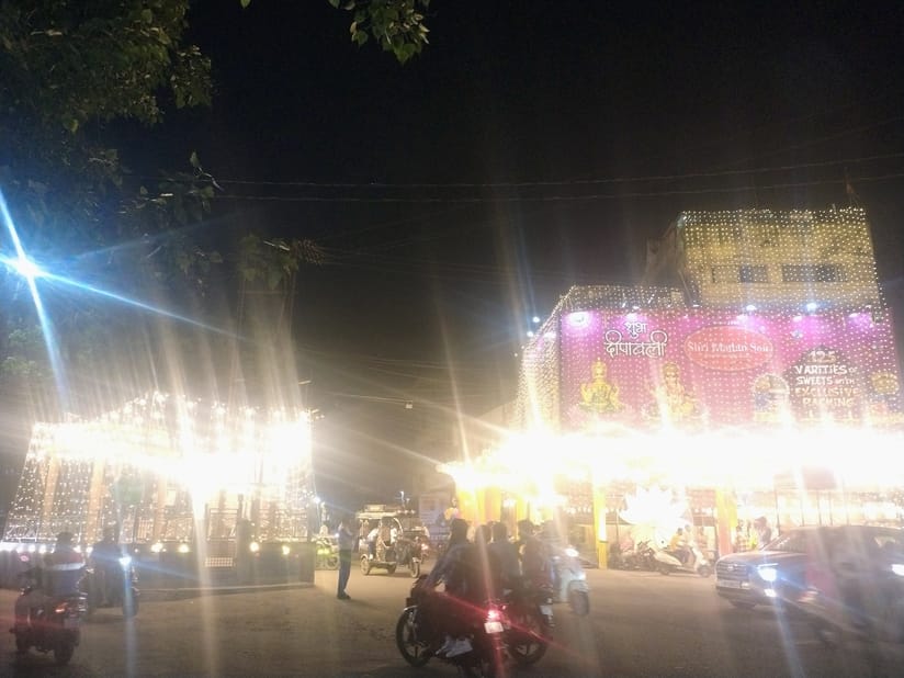 खतौली में दीपावली पर्व को लेकर सजावटी सामान की खरीदारी करते लोग। संवाद
