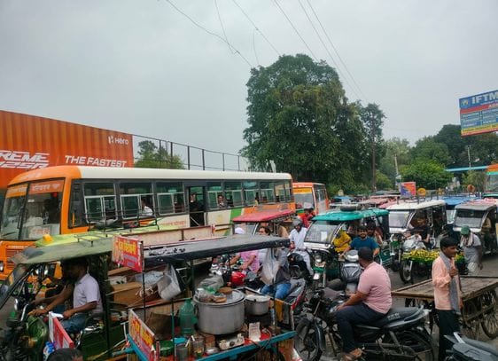 लावेला चौक से गांधी ग्राउंड तक लगा जाम। संवाद लावेला चौक से गांधी ग्राउंड तक लगा जाम। संवाद
